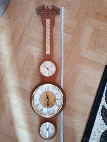 Drevené retro hodiny a barometer