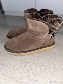 UGG