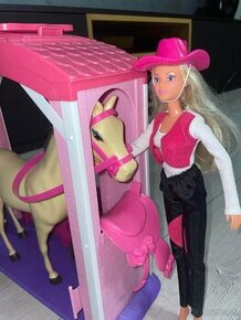 Stajňa s koníkom a Barbie