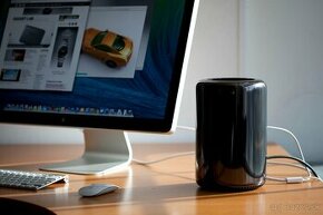 Apple Mac Pro (Late 2013) + Apple Thunderbolt monitor