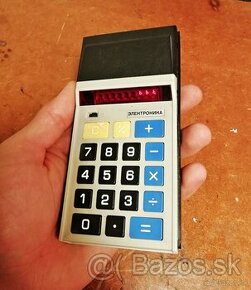 Funkční kalkulačka ELEKTRONIKA z roku 1979
