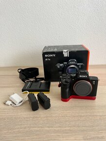 Sony A7 III + grip a príslušenstvo (rezervované)