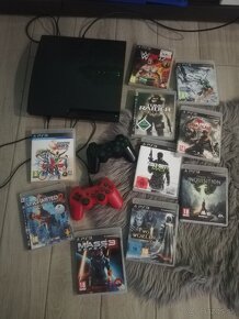 Playstation 3 Slim, kopec hier, 2 ovládače, káble