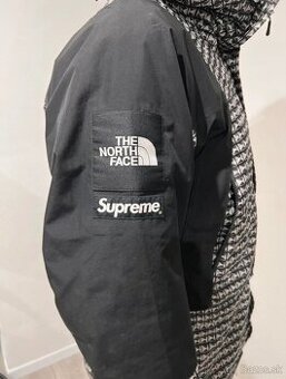 Supreme The North Face Studded Mountain Light Jacket Black - 1