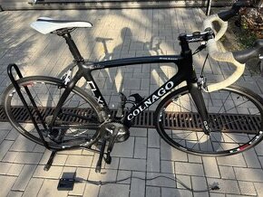 Karbónové Colnago s Ultegrou Di2 , rafikovymi brzdami