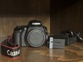 Canon EOS 250D + kit objektív a príslušenstvo