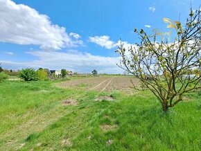 Stavebný pozemok v obci Tomášov / 3090m2