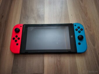 Nintendo switch s pôvodným príslušenstvom a obalom