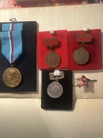 medaila člen brigády soc prace cena spolu 20€ - 1