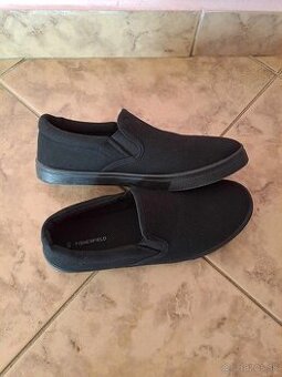 čierne slip on vel.  40