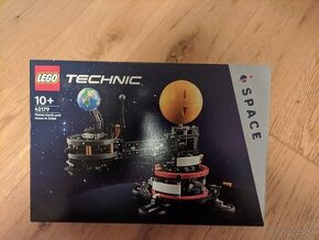 LEGO Technic 42179 Planéta Zem a Mesiac na obežnej dráh