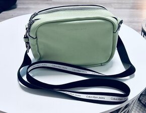 Kabelka crossbody Calvin Klein