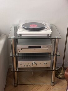 HiFi stolík, zosilňovač, CD prehrávač a gramofón set