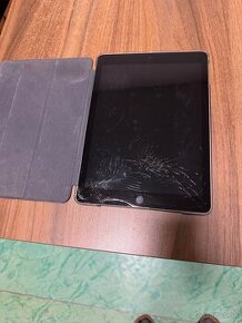 Ipad 6. gen 32GB - poskodene sklo