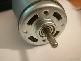 Výkonný DC motor typ RS775 - nový