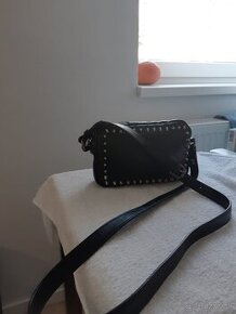 PREDAJ TRENDY, ČIERNA KABELKA CROSSBODY S EFEKTNÝM ZDOBENÍM