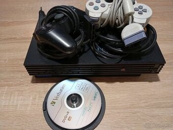 PS2 s čipom + 2x ovládač + hry