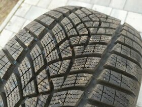 Zimná pneumatika Goodyear 235/45R17 1kus - 1