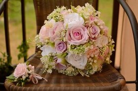 Svadobná kytica bielo-ružová s pierkom pre ženícha - 1