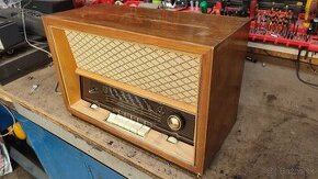 Starožitné elektronkové rádio.