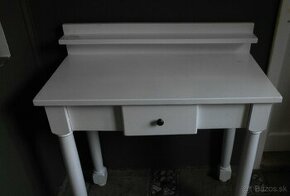 Biely stolík - drevo