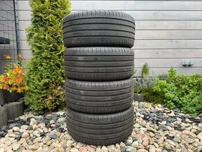 235/35 R19