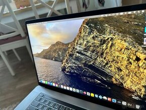 Apple Macbook pro 2019 i7, 16 GB ram, Radeon pro 5300