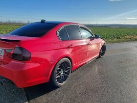 Podprahové lišty na BMW 3 - E90/E91/E92/E93 - čierny lesk