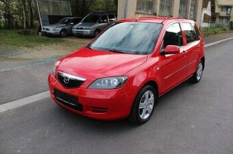 mazda2 typ DY Rok 2005 1.25i červena farba