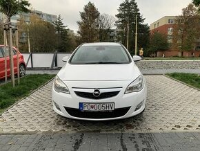 Opel Astra J SportTourer 2011