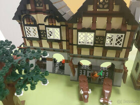 LEGO 10193 - seria Castle - Stredoveka dedina s trhom - 1