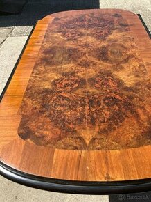 Starožitný vyrezávaný stôl