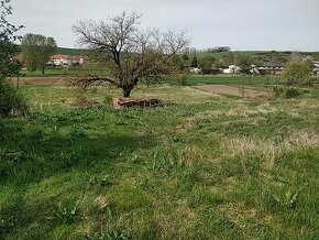 Predáme stavebný pozemok 12 km od Levíc