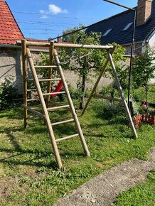 Drevenná záhradná hojdačka pre deti