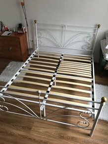 Biela kovová posteľ 160x200 + rošt - 1