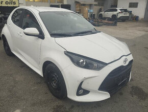 Toyota yaris 1,5 b 12/2022 pojizdná naj 4500 km