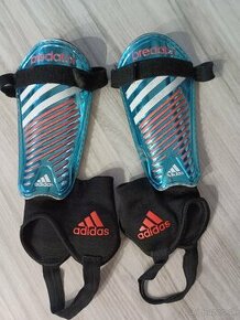 Futbalové chraniče na nohy Predátor Adidas