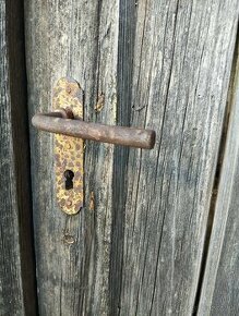 Staré drevené dvere s kľučkou