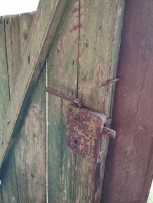 Staré drevené dvere s kľučkou