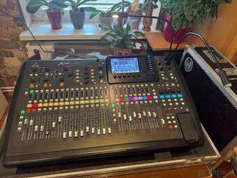 Predám Behringer X32 Digitálny mixpult cena s Boxom