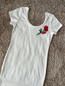 Biele šaty s vyšitou ružou - 1