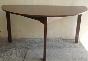 Stôl polgulatý drevený