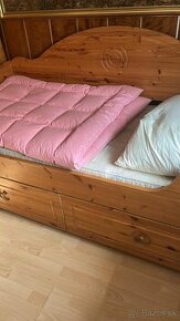 drevenna postel