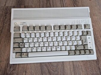 Amiga 600, testovaná, TOP stav, původní folie na logu