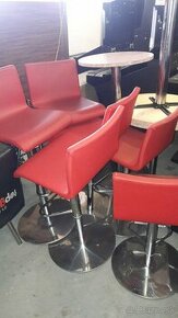 červené barové stoličky