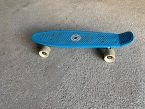 PennyBoard modrý s "okom"