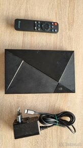 NVIDIA shield TV pro s ovladacom a adaptérom