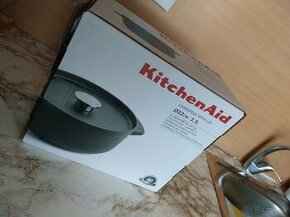 KitchenAid HRNIEC LIATINOVÝ ČIERNY 22 CM, 3.3 L