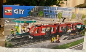 LEGO 60423 City Električka a zastávka v centre mesta