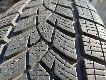 Predam 4ks pneu 215/65/r17 zimne 99V  Goodyear